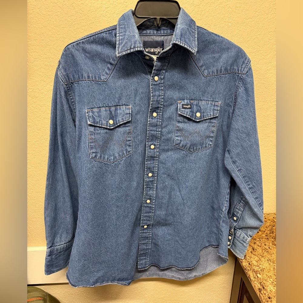EUC. Wrangler Pearl Snap. Size Small